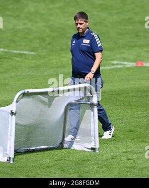 20 juillet 2021, Autriche, Längenfeld: Football: Bundesliga, 1er FC Union Berlin: Camp d'entraînement au Tyrol au centre sportif de Längenfeld. Le directeur général Oliver Ruhnert traverse le terrain. Photo: Matthias Koch/dpa Banque D'Images