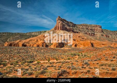 Cave point mesa, Straight Cliffs, Kaiparowits plateau in dist, Hole in the Rock Road, Grand Staircase Escalante Natl Monument, Utah, États-Unis Banque D'Images