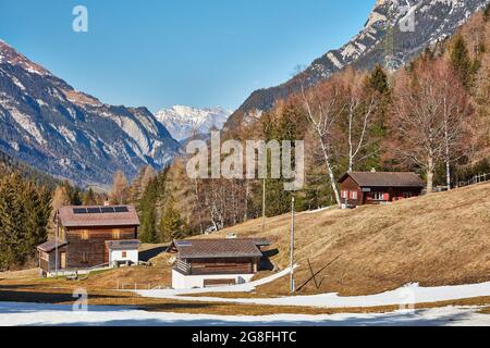 Maisons à Kunkels à la fin de la vallée de Tamatinan près de Kunkelspass avec la station supérieure de la télécabine de Feuscha sur le massif de Vaettnerberg et Grauspitz en R Banque D'Images