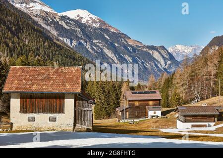 Maisons à Kunkels à la fin de la vallée de Tamatinan près de Kunkelspass avec la station supérieure de la télécabine de Feuscha sur le massif de Vaettnerberg et Grauspitz en R Banque D'Images