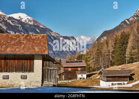 Maisons à Kunkels à la fin de la vallée de Tamatinan près de Kunkelspass avec la station supérieure de la télécabine de Feuscha sur le massif de Vaettnerberg et Grauspitz en R Banque D'Images