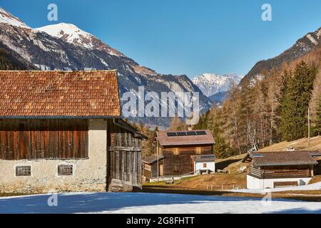 Maisons à Kunkels à la fin de la vallée de Tamatinan près de Kunkelspass avec la station supérieure de la télécabine de Feuscha sur le massif de Vaettnerberg et Grauspitz en R Banque D'Images