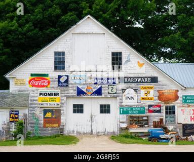 Ancienne Grange avec panneaux Banque D'Images