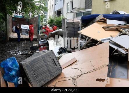 Opladen, Allemagne. 20 juillet 2021. Les aides retirent les énormes piles de déchets de la ville après la catastrophe des inondations. Afin de faire face à la situation après l'inondation, la ville déploie des véhicules supplémentaires en provenance du sud de l'Allemagne à compter d'aujourd'hui. Credit: Roberto Pfeil/dpa/Alay Live News Banque D'Images