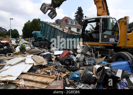 Opladen, Allemagne. 20 juillet 2021. Une pelle hydraulique charge un conteneur appartenant à une entreprise d'Eberhardzell près d'Ulm pour enlever les énormes piles de déchets dans la ville après le désastre d'inondation. Pour faire face à la situation après l'inondation, la ville utilise des véhicules supplémentaires du sud de l'Allemagne à compter d'aujourd'hui. Credit: Roberto Pfeil/dpa/Alay Live News Banque D'Images