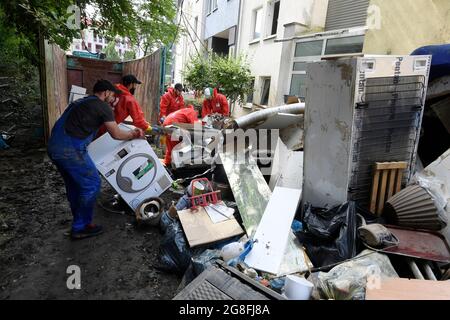 Opladen, Allemagne. 20 juillet 2021. Les aides retirent les énormes piles de déchets de la ville après la catastrophe des inondations. Afin de faire face à la situation après l'inondation, la ville déploie des véhicules supplémentaires en provenance du sud de l'Allemagne à compter d'aujourd'hui. Credit: Roberto Pfeil/dpa/Alay Live News Banque D'Images