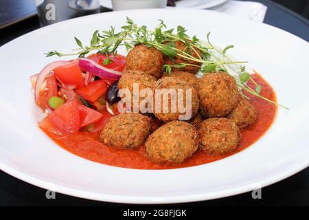 Boulettes de falafel végétariennes avec sauce tomate et salade Riata au concombre. Banque D'Images