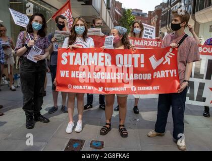 Londres, Royaume-Uni. 20 juillet 2021. Les personnes opposées à la direction de Keir StarmerÕs manifestent en dehors du quartier général du travail alors qu'elles sont rejointes par une campagne Antivaxx dirigée par Piers Corbyn, frère de Jeremy Corbyn. Crédit : Mark Thomas/Alay Live News Banque D'Images