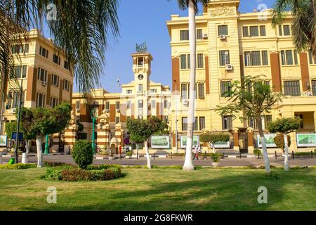 Le Caire - Égypte - 4 octobre 2020 : entrée du bâtiment gouvernemental. Façade de la place historique située dans le centre-ville est de la ville Banque D'Images