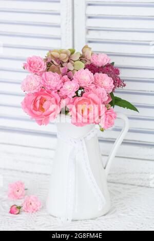 bouquet romantique de roses roses dans vase vintage Banque D'Images