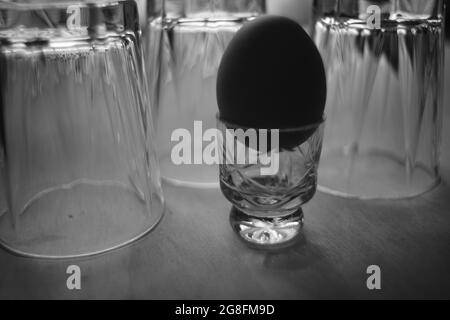 L'oeuf et le verre comme éléments fragiles, humides, durs et forts d'un ménage Banque D'Images