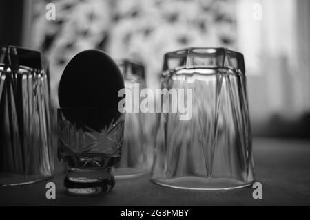 L'oeuf et le verre comme éléments fragiles, humides, durs et forts d'un ménage Banque D'Images