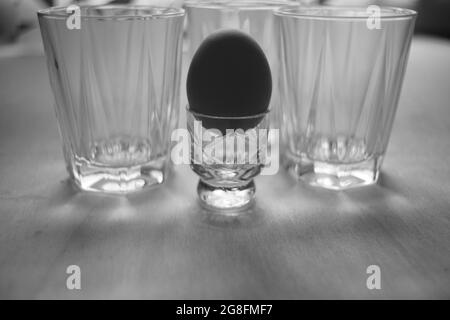 L'oeuf et le verre comme éléments fragiles, humides, durs et forts d'un ménage Banque D'Images
