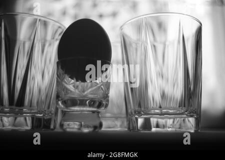L'oeuf et le verre comme éléments fragiles, humides, durs et forts d'un ménage Banque D'Images