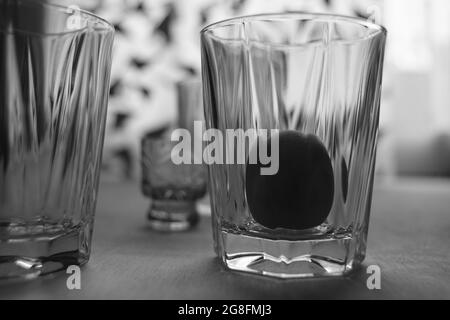 L'oeuf et le verre comme éléments fragiles, humides, durs et forts d'un ménage Banque D'Images