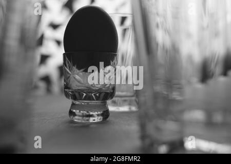 L'oeuf et le verre comme éléments fragiles, humides, durs et forts d'un ménage Banque D'Images