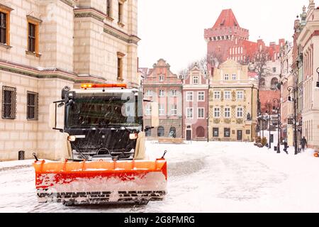 Déneigement et déneigement dans les rues de Poznan. Château royal et place du Vieux marché dans la vieille ville en hiver enneigé, Poznan, Pologne Banque D'Images