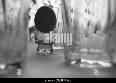 L'oeuf et le verre comme éléments fragiles, humides, durs et forts d'un ménage Banque D'Images