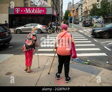 Des femmes âgées marchent en utilisant des cannes dans le quartier de Chelsea, à New York, le dimanche 11 juillet 2021. (© Richard B. Levine) Banque D'Images