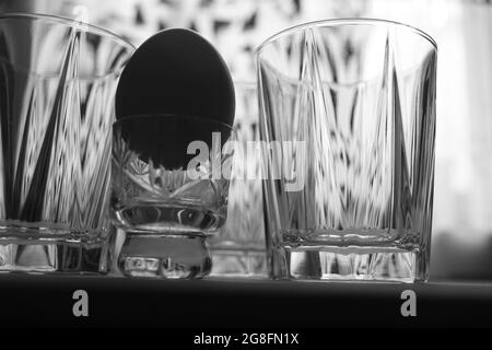 L'oeuf et le verre comme éléments fragiles, humides, durs et forts d'un ménage Banque D'Images