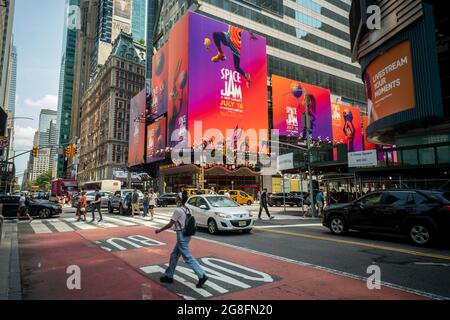 Le film « Space Jam: A New Legacy » est annoncé dans Times Square à New York le jeudi 15 juillet 2021 avant son ouverture du vendredi. (© Richard B. Levine) Banque D'Images