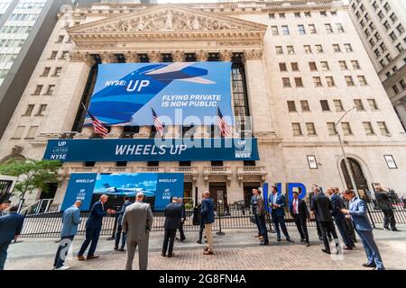 Les cadres de Wheels Up se rassemblent devant la Bourse de New York, décorée le mercredi 14 juillet 2021 pour la première journée de négociation publique de la société, surnommée "Uber of the Sky". Wheels Up a fusionné avec SPAC, Saspitional Consumer Lifestyle Corp., par opposition à un IPO traditionnel. (© Richard B. Levine) Banque D'Images