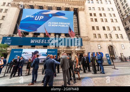 Les cadres de Wheels Up se rassemblent devant la Bourse de New York, décorée le mercredi 14 juillet 2021 pour la première journée de négociation publique de la société, surnommée "Uber of the Sky". Wheels Up a fusionné avec SPAC, Saspitional Consumer Lifestyle Corp., par opposition à un IPO traditionnel. (© Richard B. Levine) Banque D'Images