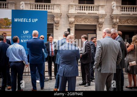 Les cadres de Wheels Up, dont le PDG Kenny Dichter, caméra centrale, se rassemblent devant la Bourse de New York, décorée le mercredi 14 juillet 2021 pour la première journée de négociation publique de la société, surnommée "Uber of the Sky". Wheels Up a fusionné avec SPAC, Saspitional Consumer Lifestyle Corp., par opposition à un IPO traditionnel. (© Richard B. Levine) Banque D'Images