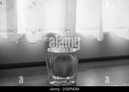 L'oeuf et le verre comme éléments fragiles, humides, durs et forts d'un ménage Banque D'Images