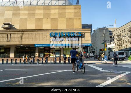 Un immeuble abritant un supermarché Gristodes, un centre de tennis et d'autres entreprises dans le quartier de Chelsea, à New York, le lundi 19 juillet 2021. Le bâtiment, propriété de la coopérative Mutual Redéveloppement Housing, est déclaré avoir atteint la fin de sa durée de vie et est en train de tomber, pour être remplacé par le logement. (© Richard B. Levine) Banque D'Images