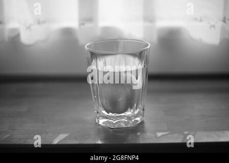 L'oeuf et le verre comme éléments fragiles, humides, durs et forts d'un ménage Banque D'Images