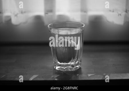 L'oeuf et le verre comme éléments fragiles, humides, durs et forts d'un ménage Banque D'Images