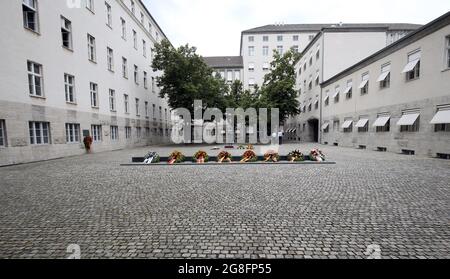 Berlin, Allemagne. 20 juillet 2021. Au Centre commémoratif de la résistance allemande, dans le bloc Bendlerblock, de nombreuses couronnes ont été déposées dans la cour d'honneur dans le cadre de la commémoration de ceux qui ont été assassinés dans la résistance à la tyrannie nationale socialiste le 20 juillet 1944. Après l'échec de la tentative d'assassinat d'Adolf Hitler, Claus Graf Schenk von Stauffenberg et d'autres officiers ont été abattus à cet endroit. En raison de la pandémie de corona, aucune cérémonie de commémoration n'a eu lieu sur ce site cette année. Credit: Wolfgang Kumm/dpa/Alay Live News Banque D'Images