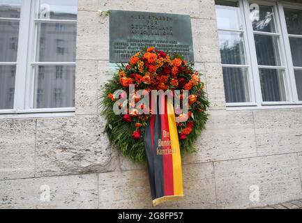 Berlin, Allemagne. 20 juillet 2021. Le chancelier allemand a déposé une couronne au centre commémoratif de la résistance allemande, dans le Bendlerblock, dans le cadre de la commémoration de ceux qui ont été assassinés dans la résistance à la tyrannie nationale socialiste le 20 juillet 1944. Après l'échec de la tentative d'assassinat d'Adolf Hitler, Claus Graf Schenk von Stauffenberg et d'autres officiers ont été abattus à cet endroit. En raison de la pandémie de corona, aucun service commémoratif n'a eu lieu sur ce site cette année. Credit: Wolfgang Kumm/dpa/Alay Live News Banque D'Images