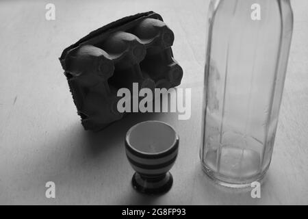 L'oeuf et le verre comme éléments fragiles, humides, durs et forts d'un ménage Banque D'Images