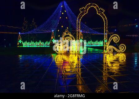 Rue de Noël dans la nuit. Guirlandes dans la ville , Décoration du nouvel an Banque D'Images