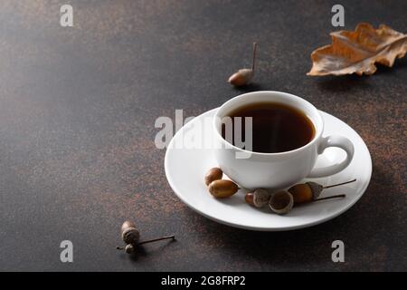 Succédanés de café Acorn dans une tasse blanche sur fond marron. Succédanés de café sans caféine. Gros plan. Boisson saine. Banque D'Images