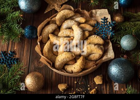 Biscuits maison aux noix de Noël croissant de vanille avec sucre en poudre dans les décorations de Noël. Concept de fête du nouvel an et de Noël. Vue de dessus. SOF Banque D'Images