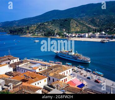 Bateau de croisière traversant le détroit entre l'île de Poros et le village côtier de Galatas, mer Egée, golfe Saronique, Grèce, Europe, Banque D'Images