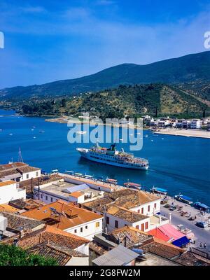 Bateau de croisière traversant le détroit entre l'île de Poros et le village côtier de Galatas, mer Egée, golfe Saronique, Grèce, Europe, Banque D'Images