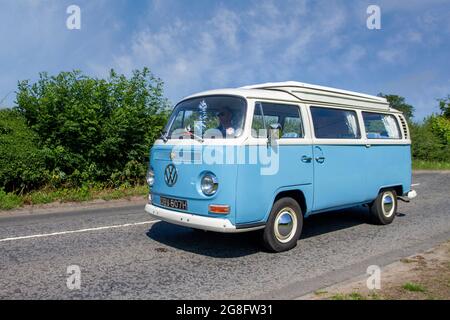 1970 70s bleu blanc VW Volkswagen motorhome 1584cc essence en route vers Capesthorne Hall Classic July car show, Cheshire, Royaume-Uni Banque D'Images