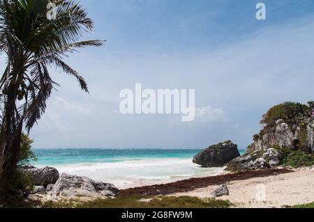 TULUM, MEXIQUE - 08 mai 2017 : une côte pittoresque de la mer des Caraïbes à Tulum, au Mexique Banque D'Images