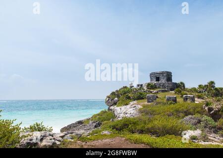 TULUM, MEXIQUE - 08 mai 2017 : vue panoramique du temple God of Winds sur la côte de la mer des Caraïbes, Tulum, Mexique Banque D'Images