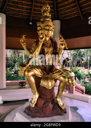 Photo verticale de la figure dorée de Manjushri dans un temple Banque D'Images