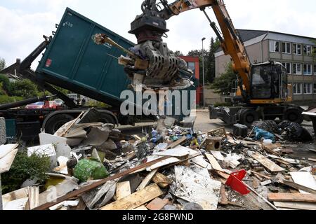 Opladen, Allemagne. 20 juillet 2021. Une pelle hydraulique charge un conteneur appartenant à une entreprise d'Eberhardzell près d'Ulm pour enlever les énormes piles de déchets dans la ville après le désastre d'inondation. Pour faire face à la situation après l'inondation, la ville utilise des véhicules supplémentaires du sud de l'Allemagne à compter d'aujourd'hui. Credit: Roberto Pfeil/dpa/Alay Live News Banque D'Images