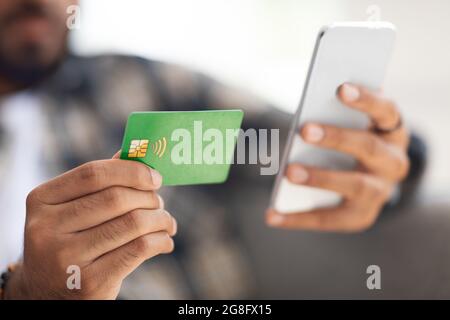 Carte de crédit et téléphone mobile moderne dans les mains des hommes Banque D'Images