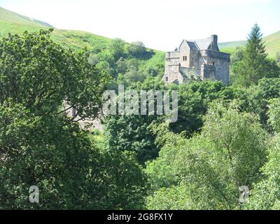 Dans un emplacement spectaculaire sur une étroite crête au-dessus de Dollar Glen, Castle Campbell a été construit au XVe siècle, maintenant géré par l'Écosse historique. Banque D'Images