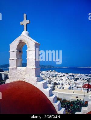 Horizon de la ville de Chora, église orthodoxe, maisons blanchies à la chaux, mer Egée, île de Mykonos,Îles Cyclades, Grèce, Europe, Banque D'Images