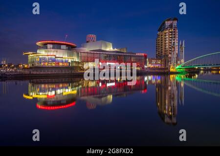 The Lowry Theatre at Night, Salford Quays, Manchester, Angleterre, Royaume-Uni, Europe Banque D'Images