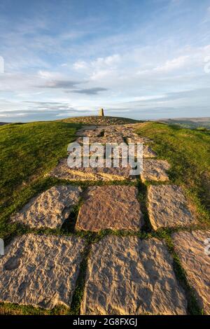 Chemin de pierre menant au sommet et point de trig à MAM Tor, High Peak, Derbyshire, Angleterre, Royaume-Uni, Europe Banque D'Images